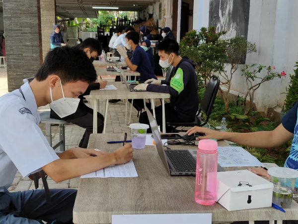 Vaksinasi COVID-19 di SMAIT Raudhatul Jannah Cilegon Bekerjasama dengan Puskesmas Kecamatan Cibeber