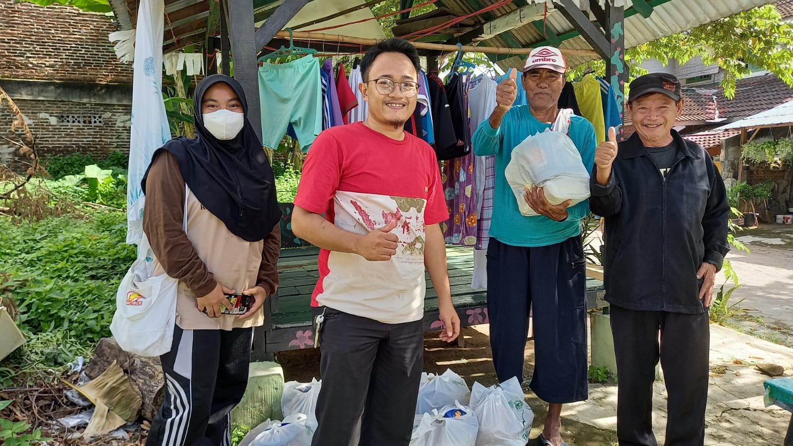 SMAIT Raudhatul Jannah Cilegon Salurkan Baksos dan Bingkisan Lebaran pada Kegiatan Pesantren Ramadan untuk Masyarakat Sekitar dan Pondok Pesantren