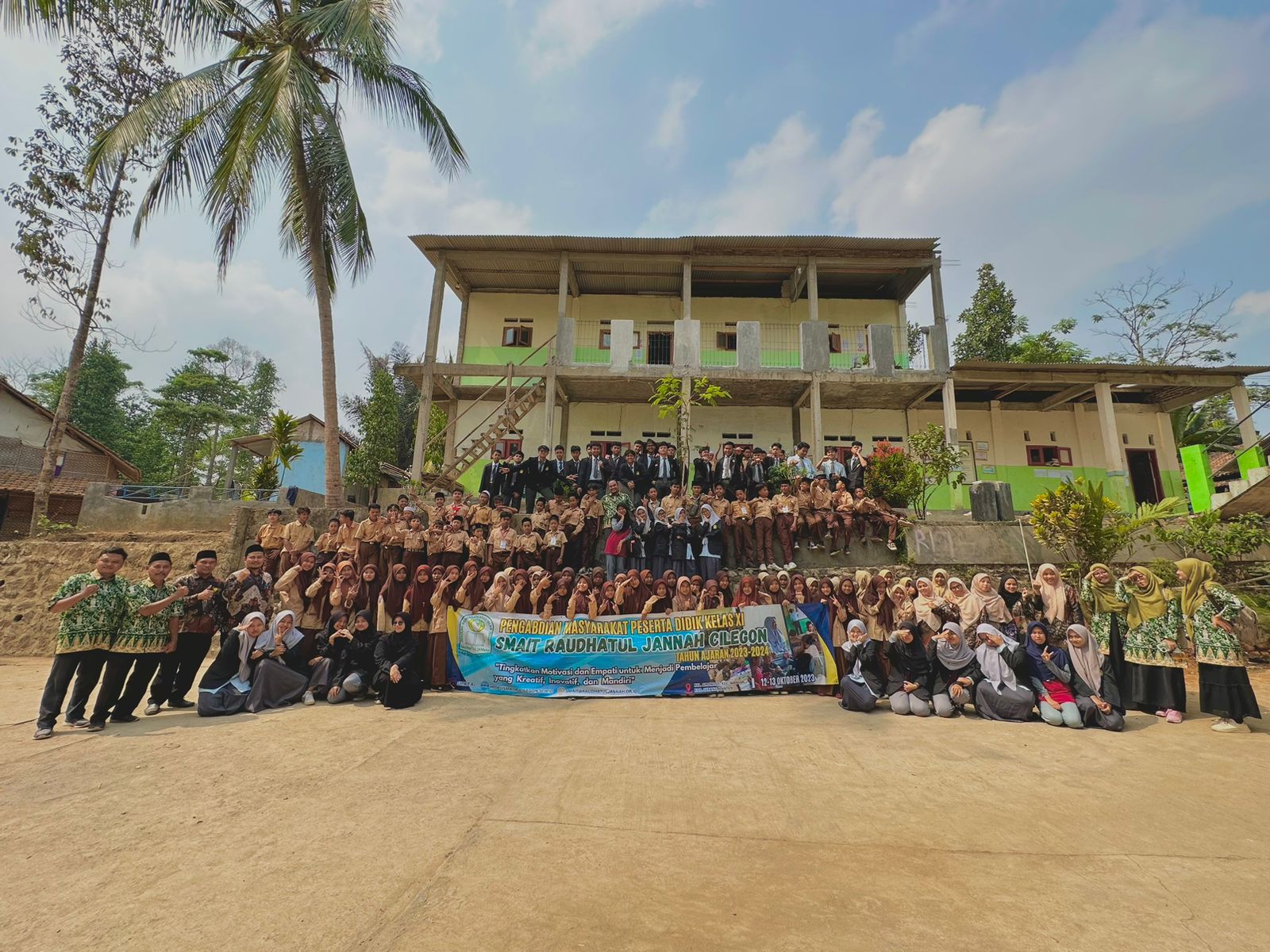Semangat Pengabdian Masyarakat: Peserta Didik Kelas XI SMAIT Raudhatul Jannah Cilegon di Kp. Cirongge Mancak